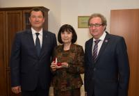 Президент Благотворительного фонда «ЛУКОЙЛ» Нелли Алекперова получила нагрудный знак от краевого детского омбудсмана Павла Микова.
