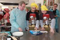 Павел Миков приветствовал участников благотворительного фестиваля «Кулинарные фантазии»