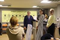 Павел Миков посетил Центр дневного пребывания «Территория передышки», где лица без определенного места жительства могут получить бытовые услуги, а также правовую помощь.