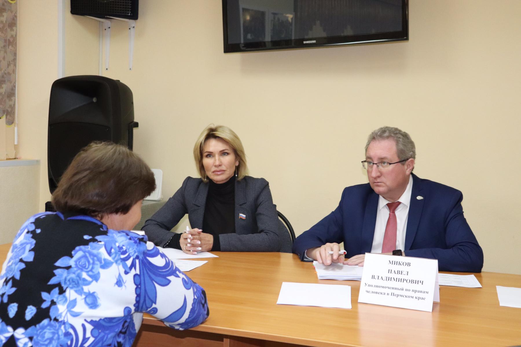 Павел Миков и депутат Татьяна Шестакова пообещали помочь инвалиду, для которого шесть ступенек стали преградой мобильности. Всего на прием пришло 12 человек, рассчитывающих на защиту