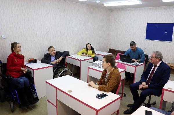Павел Миков пообщался с курсантами первой в Перми автошколы для людей с ограниченными возможностями здоровья

 