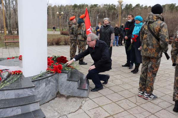 26 апреля 2021 года исполняется 35 лет со дня аварии на Чернобыльской АЭС. Краевой омбудсмен Павел Миков принял участие в торжественном возложении цветов к мемориалу «Памяти жертв техногенных катастроф».