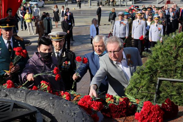  9 мая Уполномоченный по правам человека в Пермском крае Павел Миков принял участие в торжественных мероприятиях, посвященных 76-й годовщине Победы советского народа в Великой Отечественной войне.