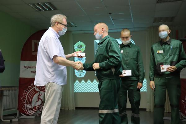 Уполномоченный по правам человека в Пермском крае Павел Миков вручил значки ГТО воспитанникам Пермской воспитательной колонии.