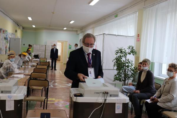 Павел Миков Уполномоченный по правам человека в Пермском крае проголосовал на избирательном участке № 3120 г. Перми

 