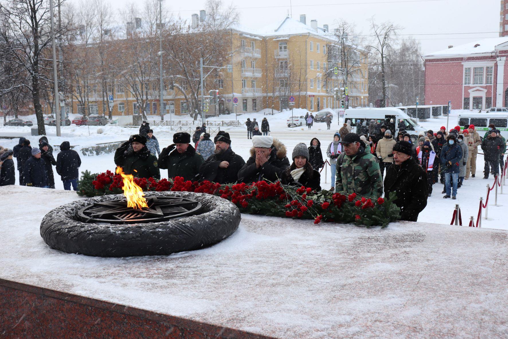 Состоялось торжественное возложение цветов, приуроченное ко Дню полного снятия блокады Ленинграда 

 