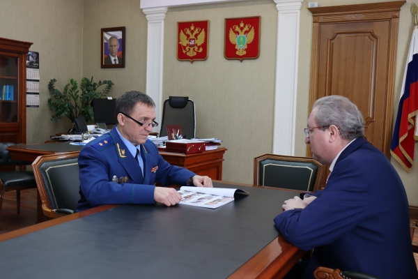 Уполномоченный по правам человека в Пермском крае представил Ежегодный доклад за 2021 год прокурору Пермского края.