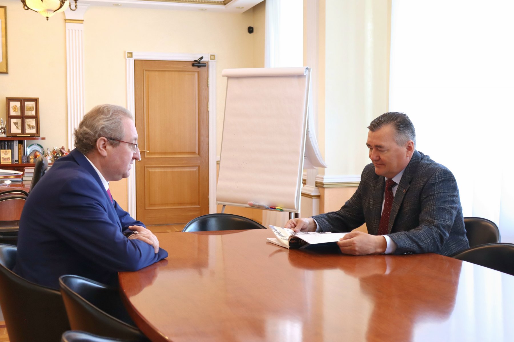 Павел Миков на встрече с председателем краевого парламента Валерием Сухих представил итоги деятельности Уполномоченного по правам человека в 2021 году.