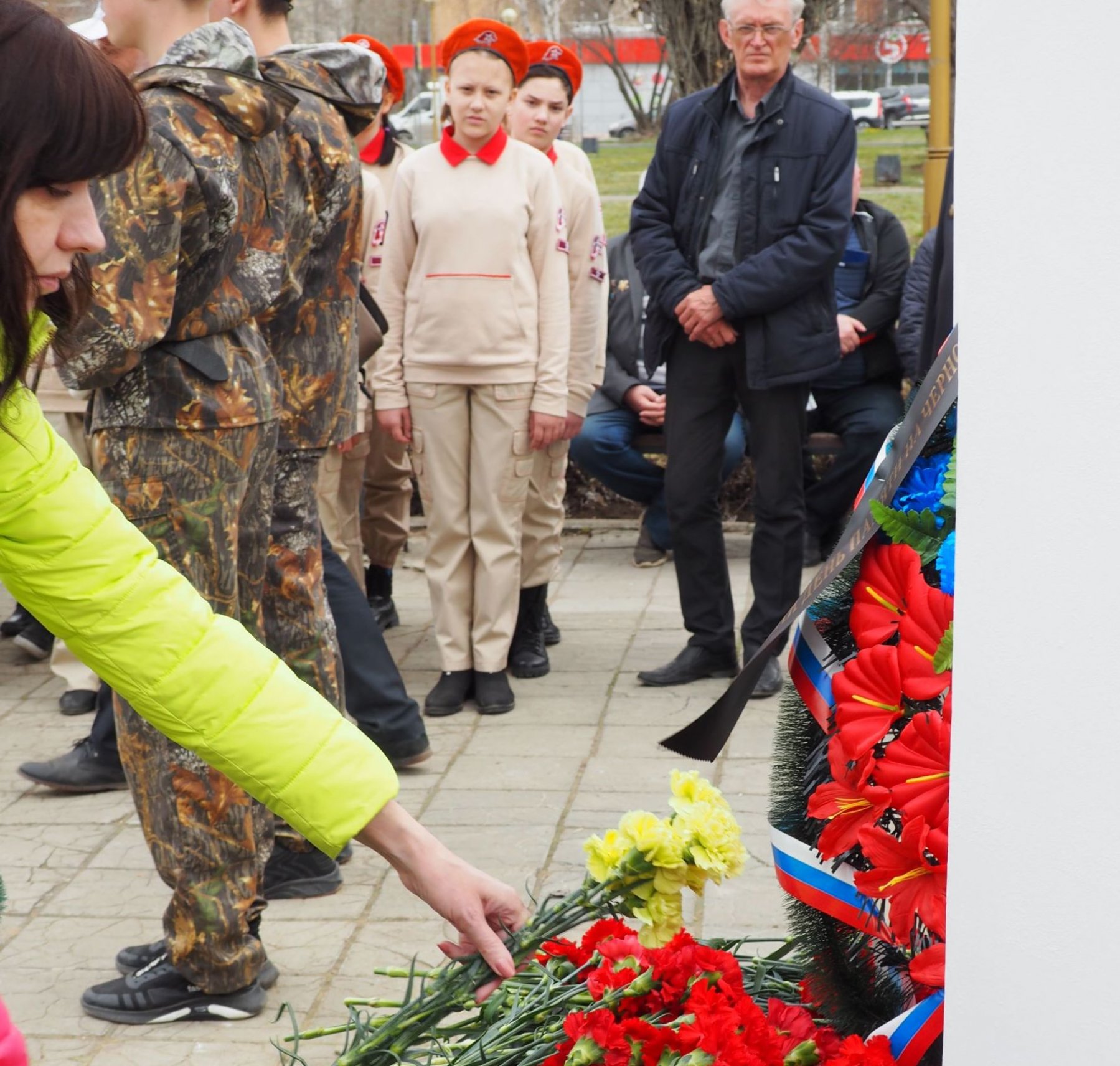26 апреля 2022 года руководитель аппарата Уполномоченного по правам человека в Пермском крае Канстанция Викуленко приняла участие в возложении цветов к мемориалу жертвам радиационных катастроф.
