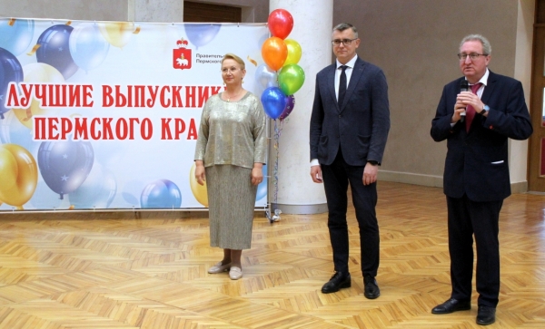 29 июня 2022 года Павел Миков поздравил лучших выпускников учреждений для детей-сирот и детей, оставшихся без попечения родителей.