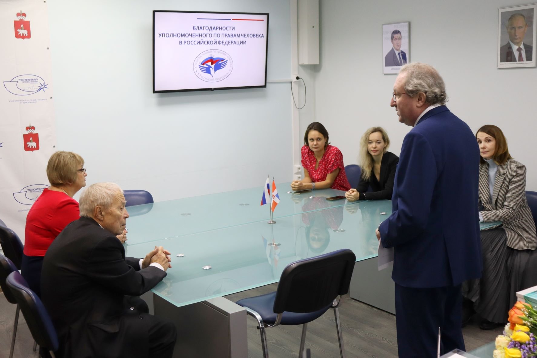 Павел Миков вручил благодарности федерального Уполномоченного по правам человека.