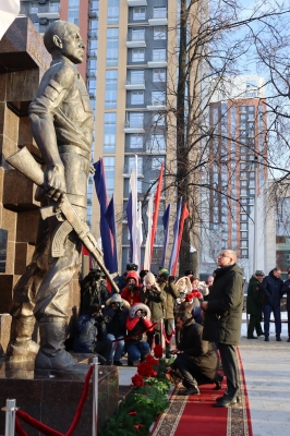Сегодня, в День героев Отечества, Игорь Сапко возложил цветы мемориалу «Солдат России». 