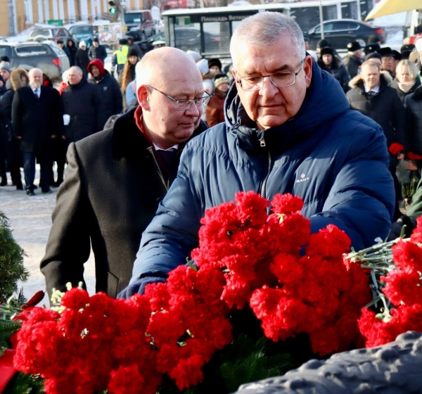Омбудсмен Игорь Сапко возложил цветы в память Героям Отечества.
