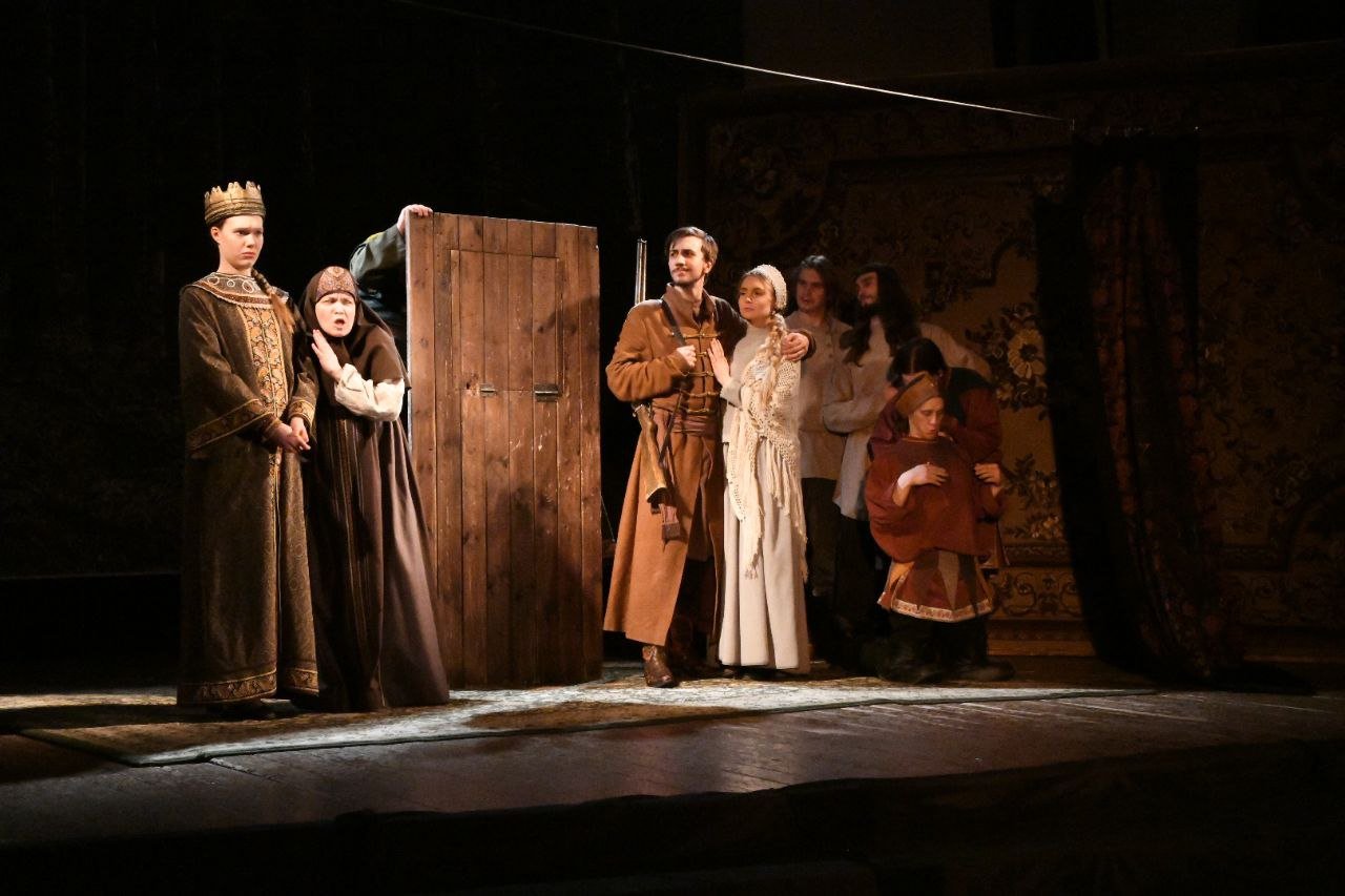 Театр «У Моста» показал в женской колонии №32 спектакль «Про Федота-стрельца…»