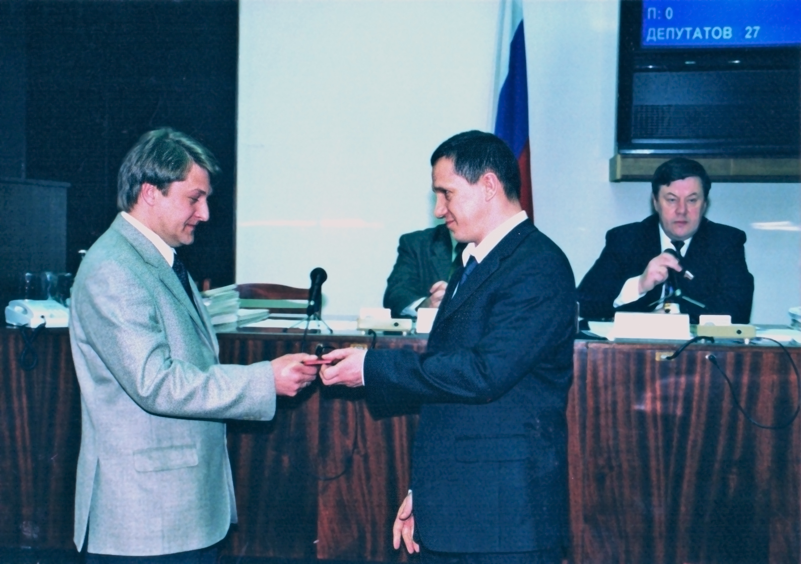 Губернатор Пермской области Юрий Трутнев вручает удостоверение Председателя комиссии по помилованию первому Уполномоченному по правам человека в Пермской области Сергею Матвееву (2001 −2004)
